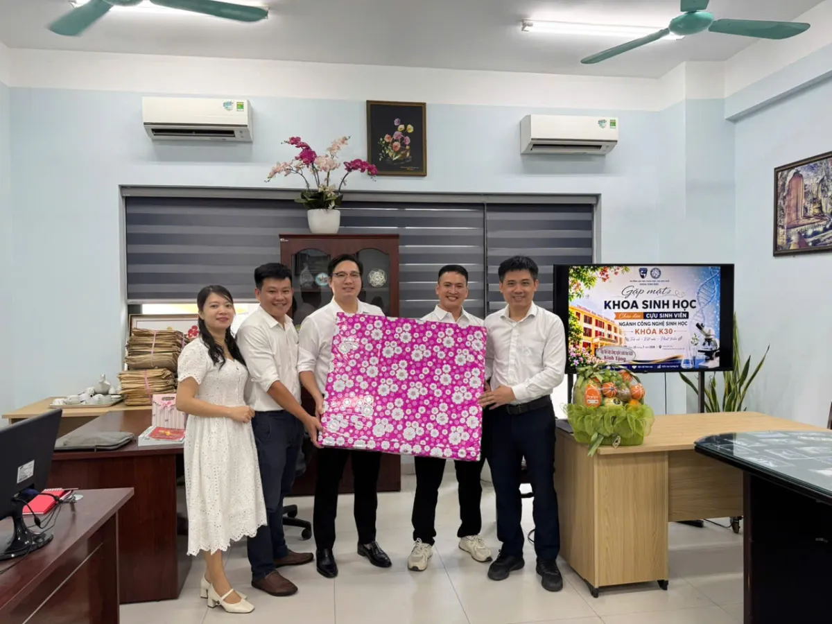 Hình ảnh sự kiện Lớp Công nghệ sinh học K30 thăm Khoa nhân dịp kỉ niệm 15 năm
